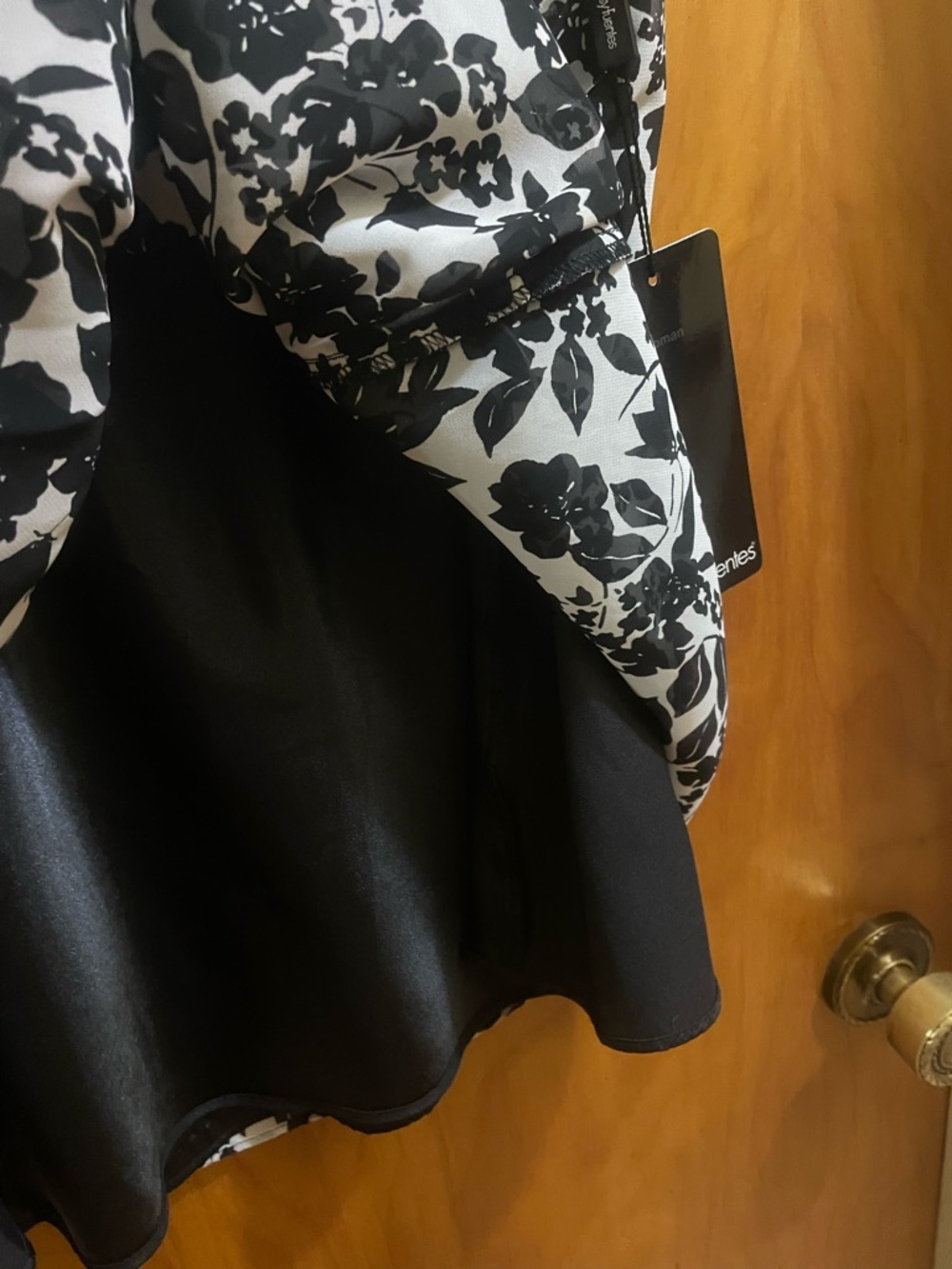 Daisy Fuentes Black & White Floral Draped V-Neck Sleeveless Wrap Top - Picture 4 of 10